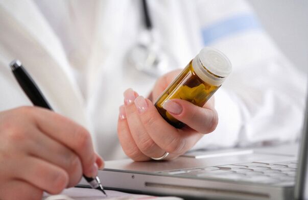 El médico prescribe medicamentos para la prostatitis.